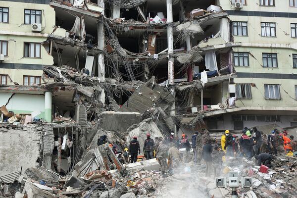 Спасательные работы на месте разрушенного в результате землетрясения здания в турецком городе Диярбакыр
