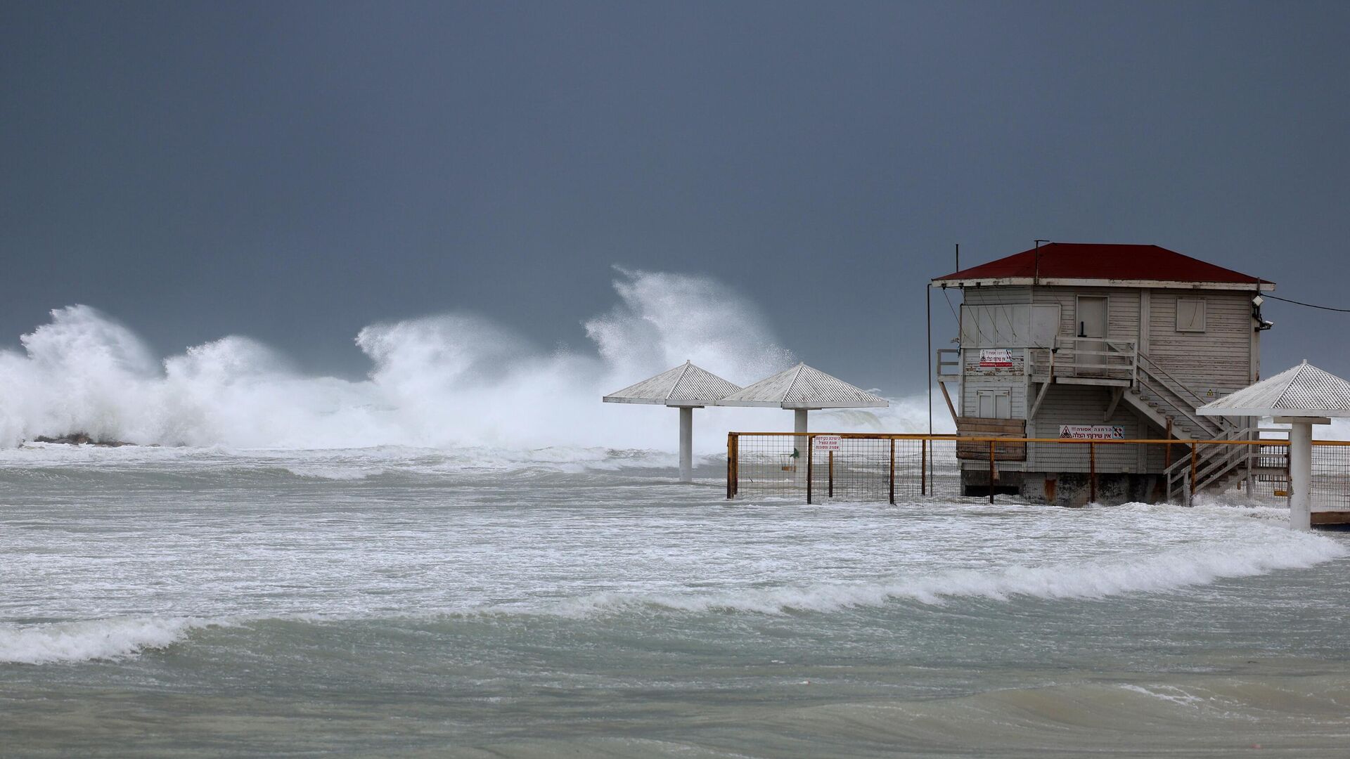 Волны обрушиваются на пляж в прибрежном израильском городе Нетания - РИА Новости, 1920, 06.02.2023