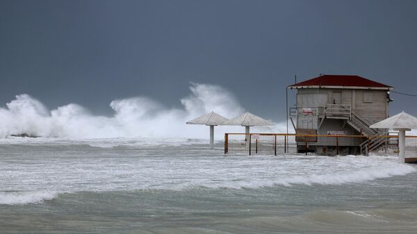 Волны обрушиваются на пляж в прибрежном израильском городе Нетания