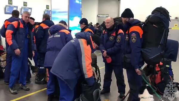 Сотрудники МЧС РФ в аэропорту Жуковский перед вылетом в зоны землетрясения в Турции и Сирии