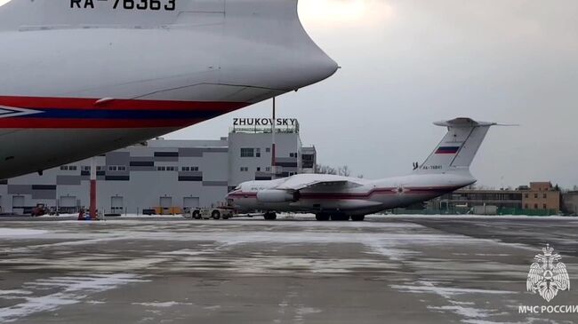 Самолет МЧС РФ в аэропорту Жуковский перед вылетом в зоны землетрясения в Турции и Сирии