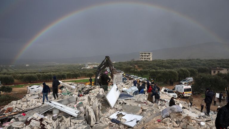 Разбор завалов после землетрясения в провинции Идлиб, Сирия