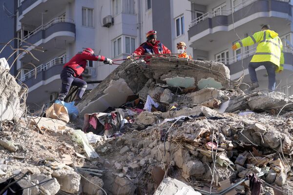 Разбор завалов после землетрясения в Адане, Турция