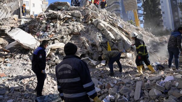 Разбор завалов после землетрясения в Адане, Турция