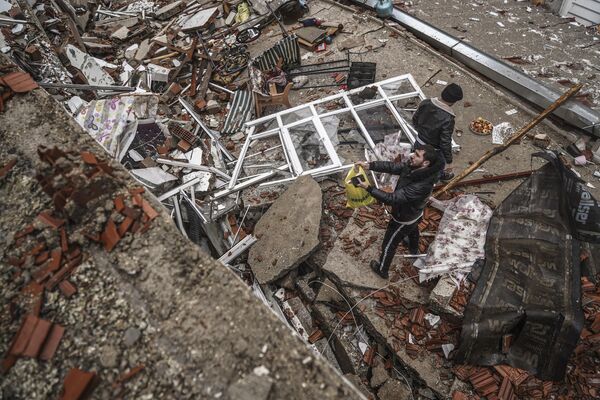 Разбор завалов после землетрясения в Газиантепе, Турция