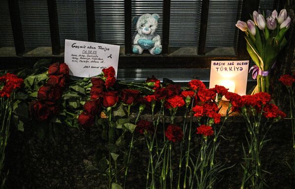 Цветы у посольства Турции в память о погибших в результате землетрясения, которое произошло 6 февраля в турецкой провинции Кахраманмараш