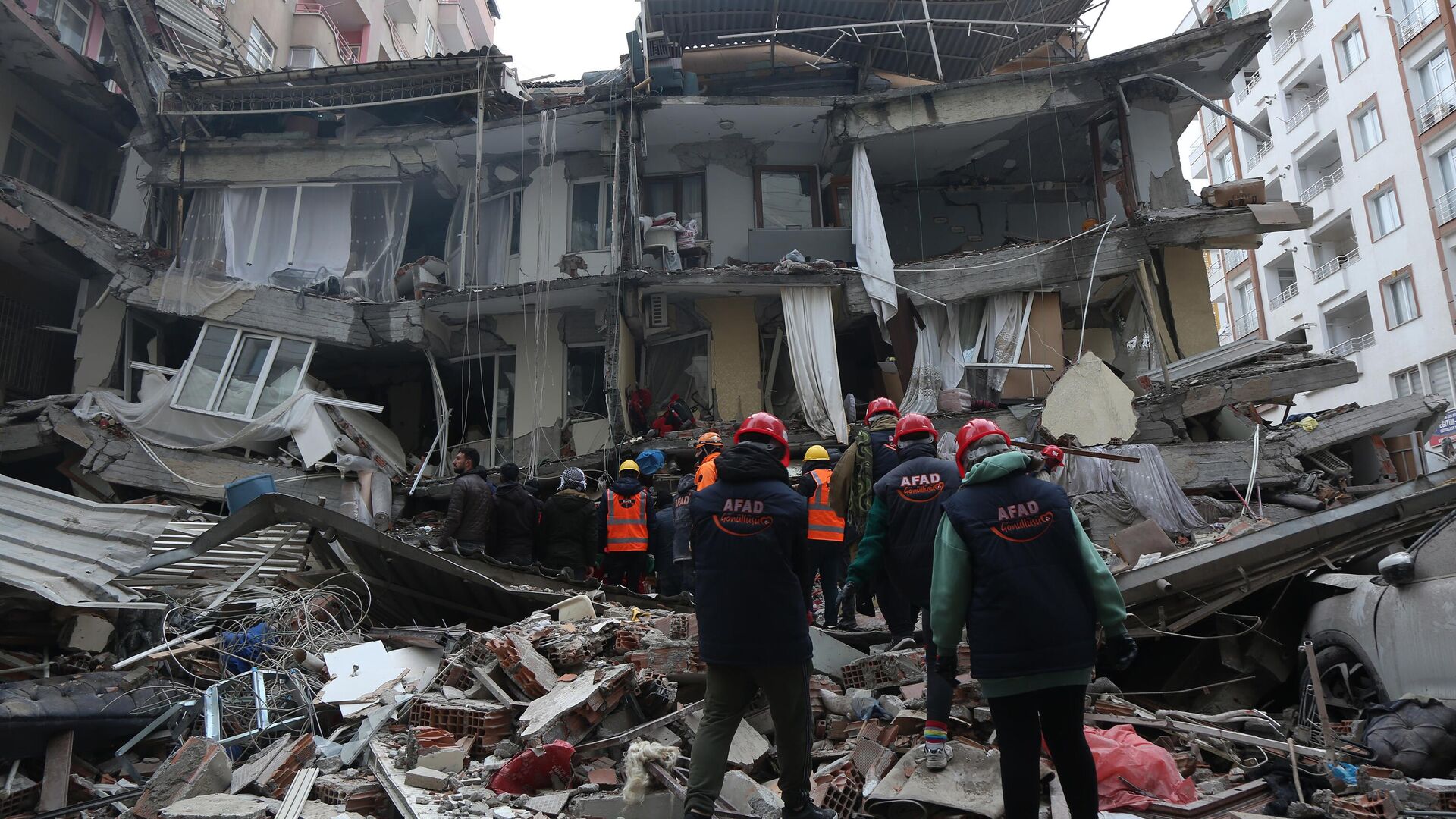 Спасательные работы на месте разрушенного в результате землетрясения здания в турецком городе Диярбакыр - РИА Новости, 1920, 08.02.2023