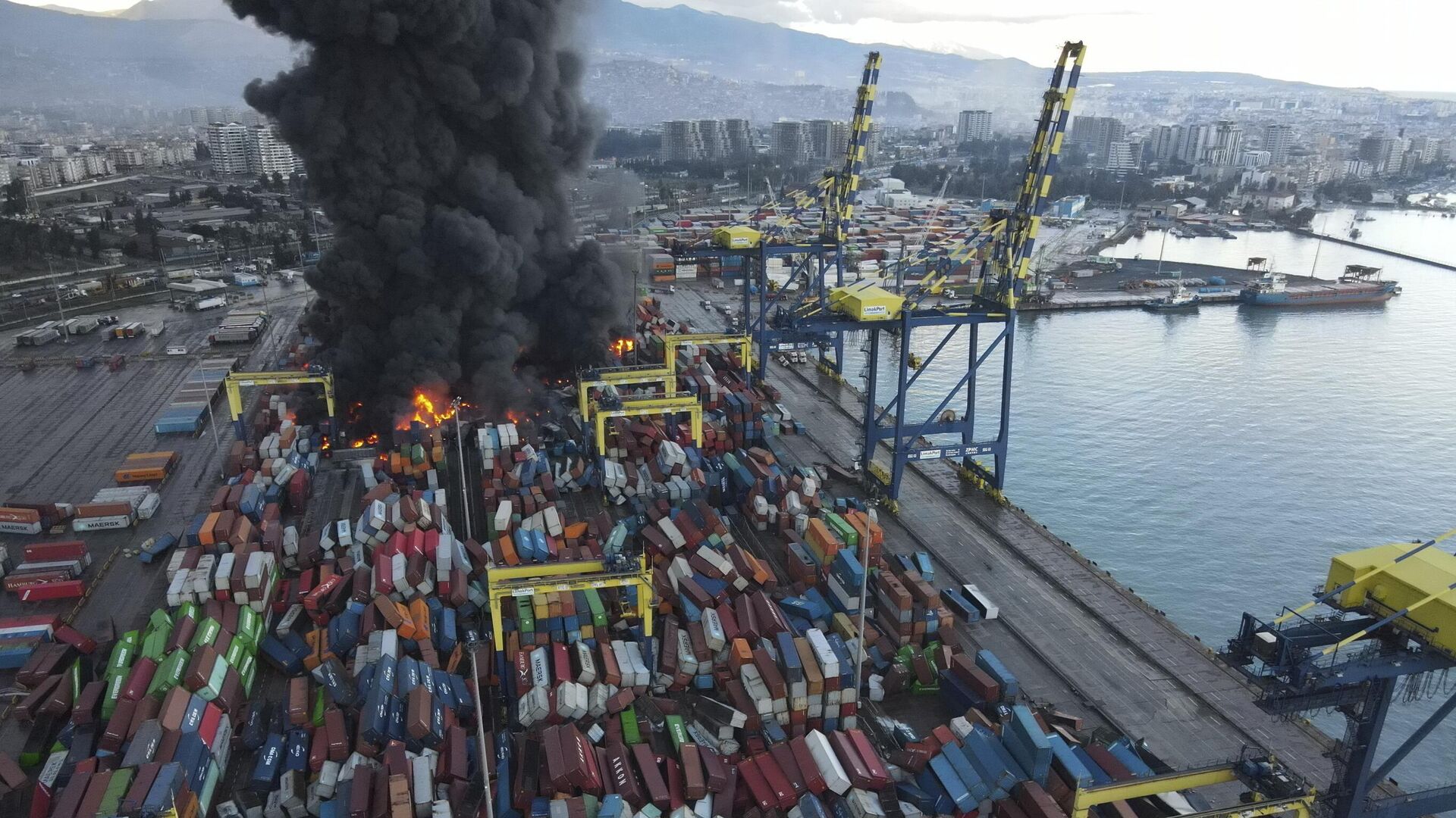 Пожар в порту Искендерун в Турции - РИА Новости, 1920, 07.02.2023