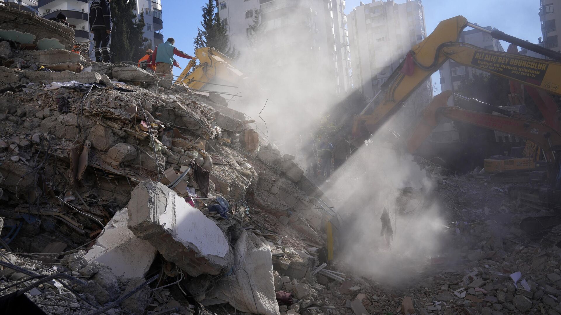 Спасательные работы на месте разрушенного в результате землетрясения здания в турецкой Адане - РИА Новости, 1920, 07.02.2023