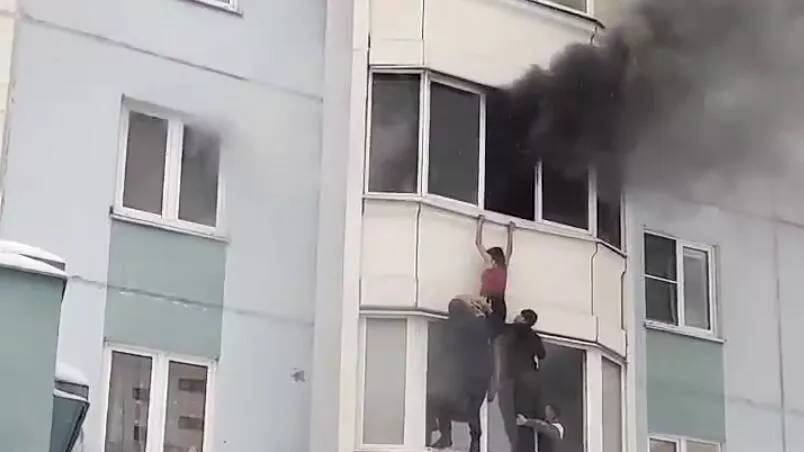 Спасение женщины из горящей квартиры в Ярославле Спасение женщины из горящей квартиры в Ярославле - РИА Новости, 1920, 07.02.2023