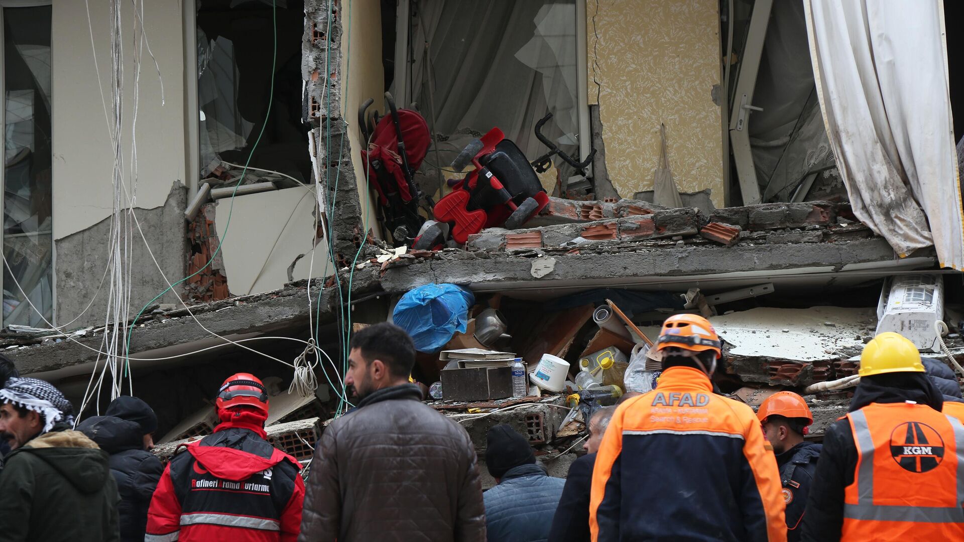 28 февраля в турции. Катастрофа землетрясение. Землетрясение в Турции спасатели.