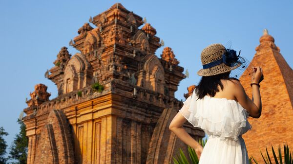 Девушка возле чамских башен По Нагар в Нячанге, Вьетнам