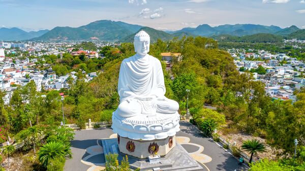 Будда, сидящий на холме пагоды Лонгшон в Нячанге, Вьетнам