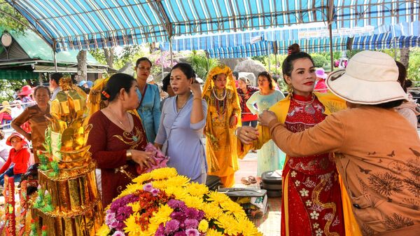 Люди готовятся к традиционному фестивалю в храмовом комплексе Понагар в Нячанге, Вьетнам
