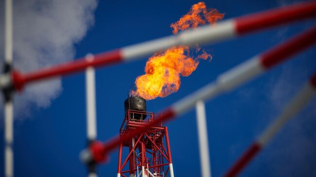 Газовый факел морской нефтеперерабатывающей платформы Приразломная