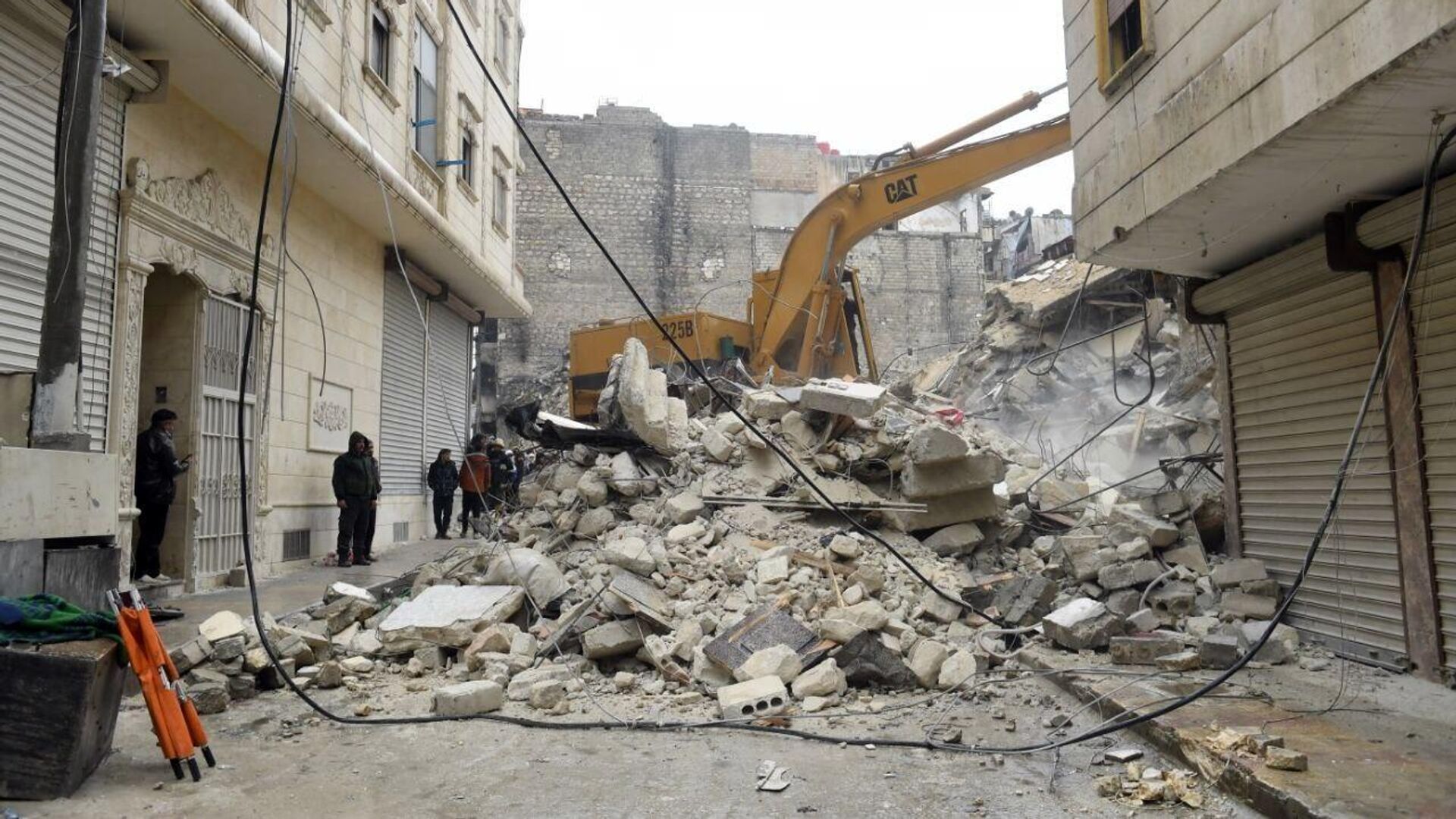 Строительная техника во время разбора завалов разрушенного в результате землетрясения жилого дома в сирийском Алеппо - РИА Новости, 1920, 17.09.2023