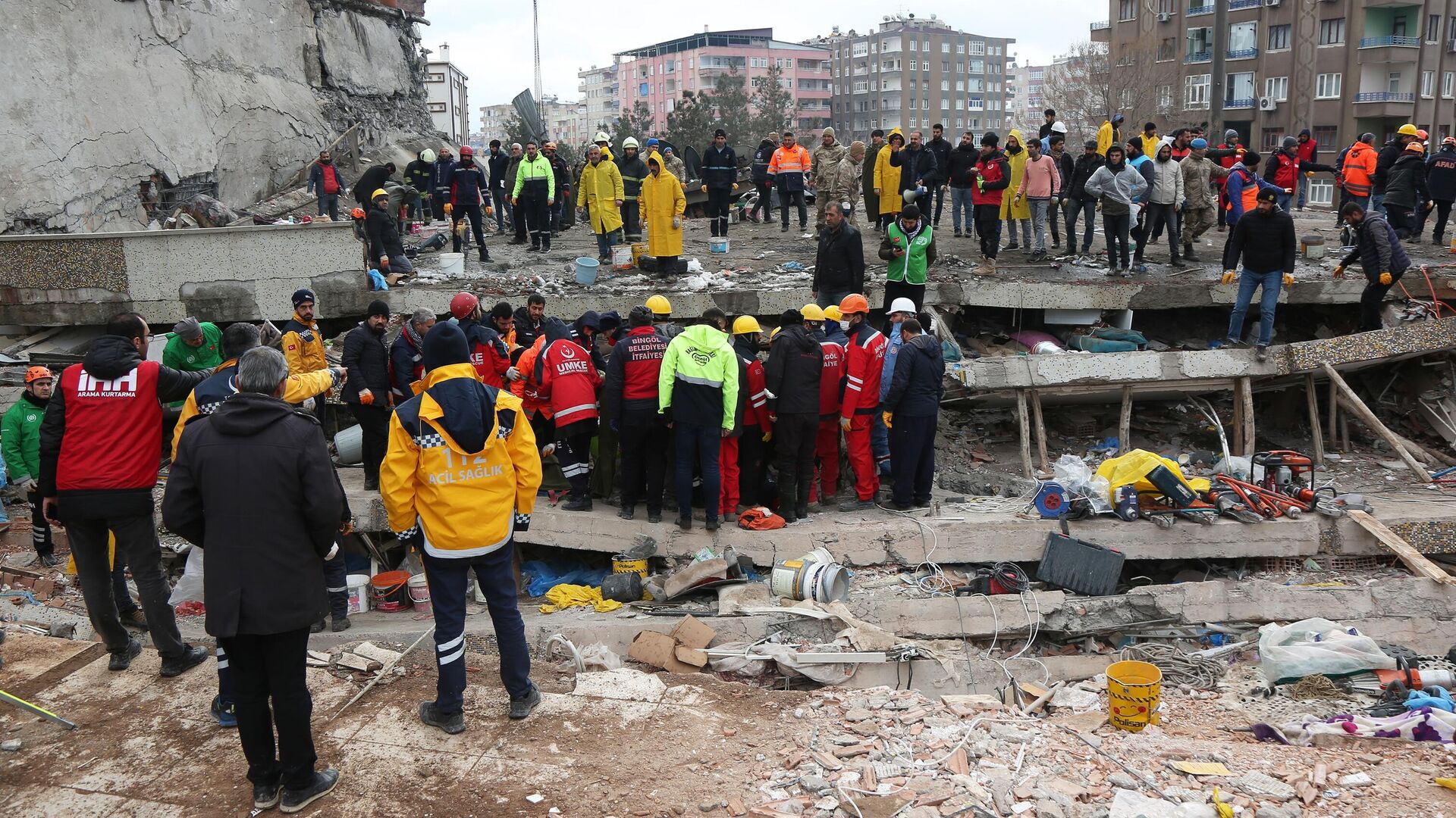 Спасательные работы на месте разрушенного в результате землетрясения здания в турецком городе Диярбакыр - РИА Новости, 1920, 11.02.2023