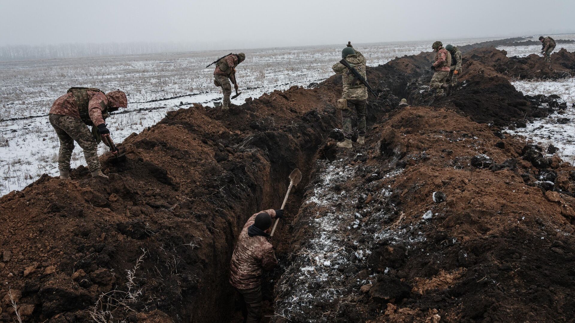 Украинские военные роют окопы возле Артемовска - РИА Новости, 1920, 09.02.2023