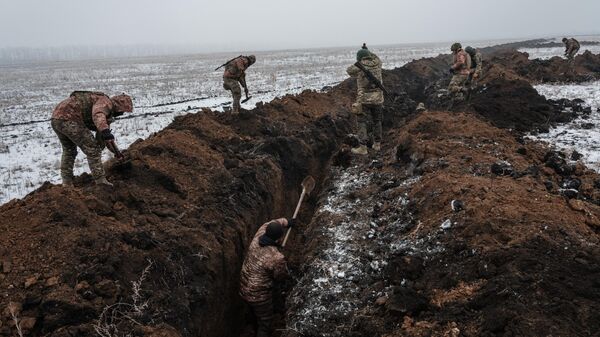 Украинские военные роют окопы возле Артемовска