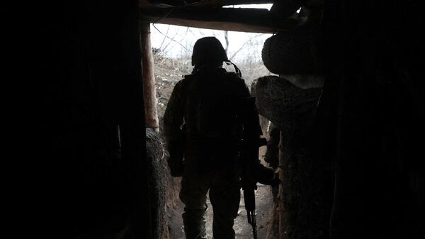 Украинский военный в окопе на линии соприкосновения