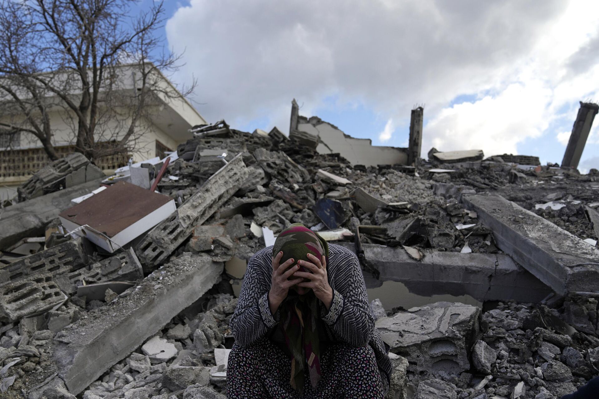 Женщина на месте обрушения дома в результате землетрясения в турецком городе Нурдагы - РИА Новости, 1920, 09.02.2023