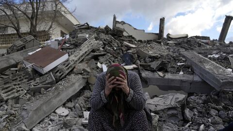 Женщина на месте обрушения дома в результате землетрясения в турецком городе Нурдагы