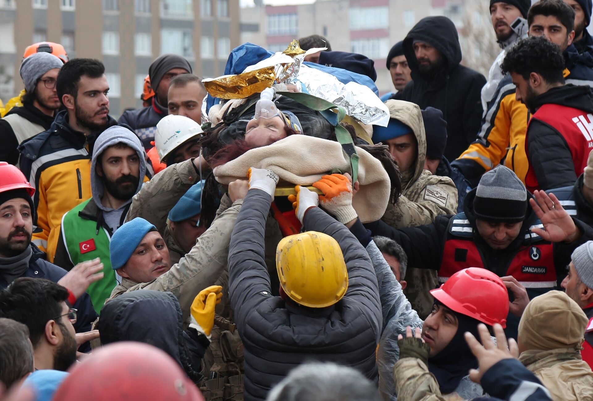 Спасательные работы на месте разрушенного в результате землетрясения здания в турецком городе Диярбакыр - РИА Новости, 1920, 13.02.2023