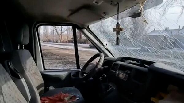 Разбитые стекла и искореженные машины: обстрел Кировского района Донецка