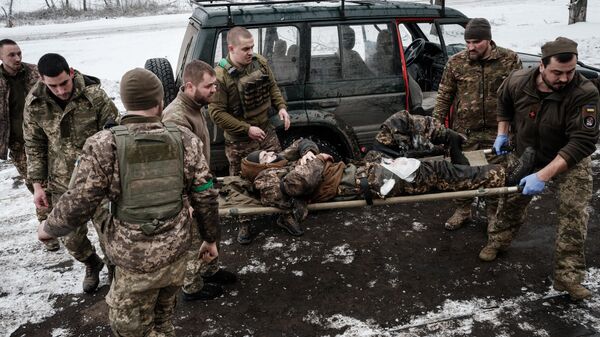 Украинские военный переносят раненого. Архивное фото