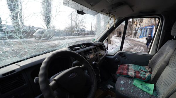 Окна автомобиля, разбитые в результате обстрела Кировского районе Донецка со стороны украинских войск