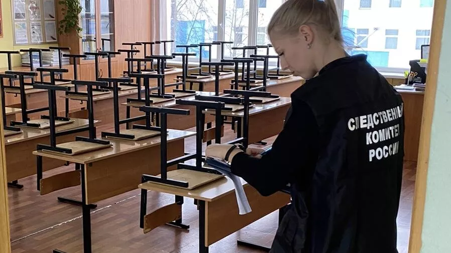 Сотрудница СК России в лицее города Химки, где ученица получила ножевые ранения - РИА Новости, 1920, 21.03.2023