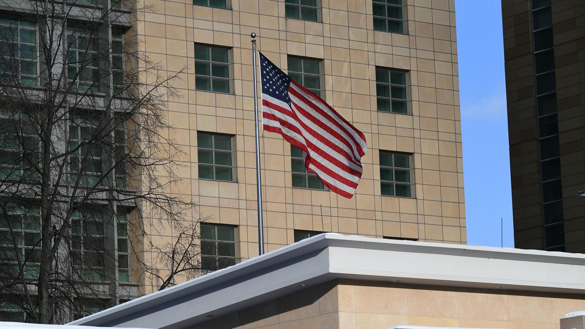 Государственный флаг США у американского посольства в Москве - РИА Новости, 1920, 13.02.2023
