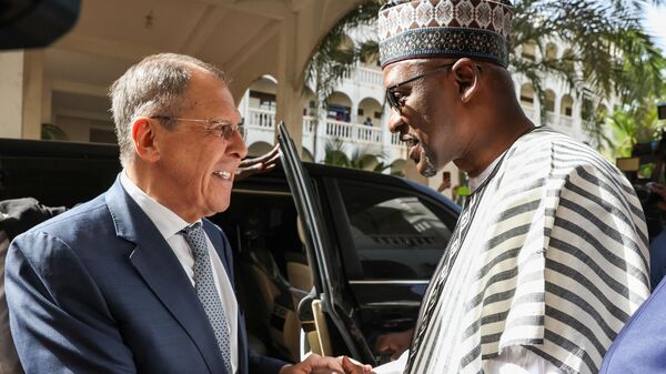 Министр иностранных дел России Сергей Лавров и министр иностранных дел Мали Абдулай Диоп на встрече в Бамако