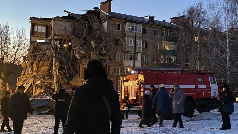 Обрушение в результате взрыва бытового газа подъезда пятиэтажного панельного жилого дома в городе Ефремов Тульской области