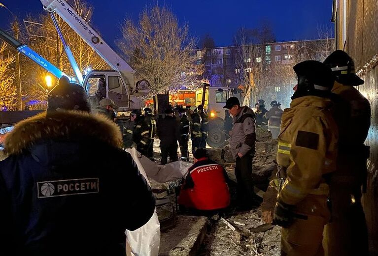 Представители аварийных служб на месте обрушения в результате взрыва бытового газа подъезда пятиэтажного панельного жилого дома в городе Ефремов Тульской области