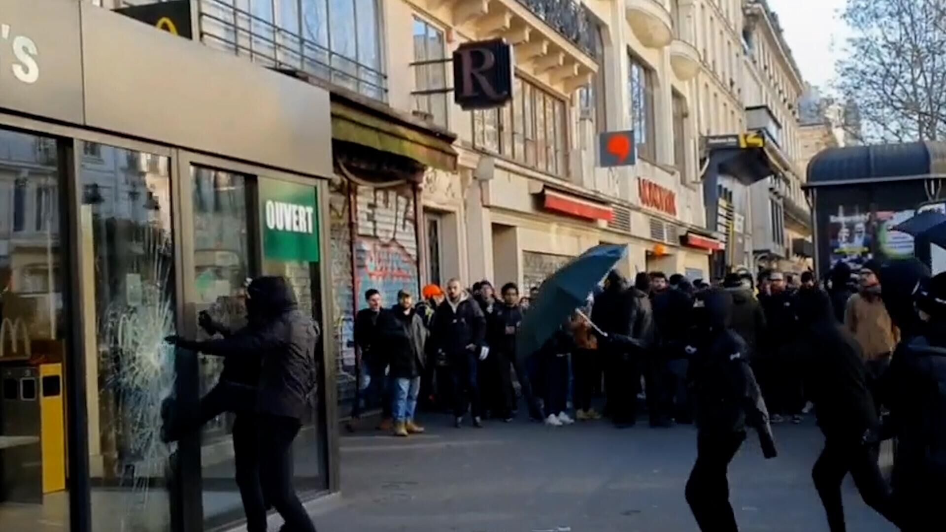 Разбитые витрины и летящие в полицию бутылки: погромы на митинге в Париже - РИА Новости, 1920, 07.02.2023