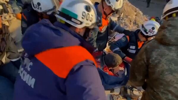 Спасатели МЧС РФ спасли из-под завалов в сирийской Джабле мужчину