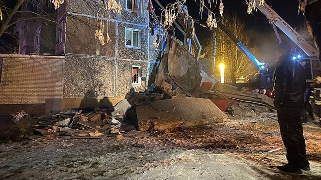 Обрушение в результате взрыва бытового газа подъезда пятиэтажного панельного жилого дома в городе Ефремов Тульской области