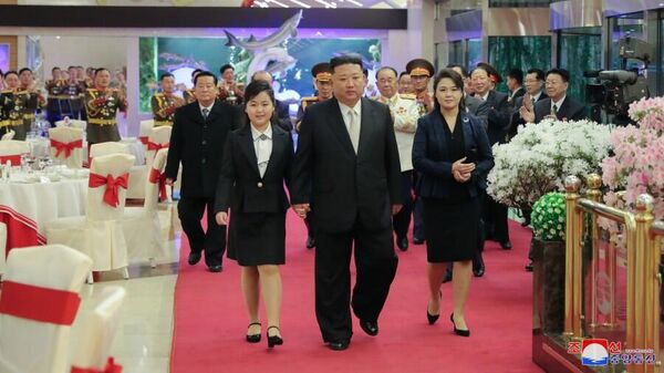 Глава КНДР Ким Чен Ын с дочерью и женой во время посещения жилья командиров Корейской народной армии