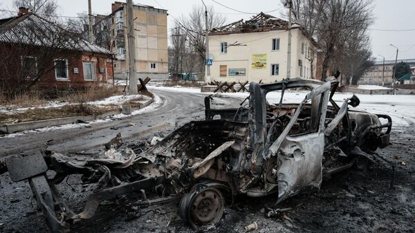 Сгоревшая машина на улице Артемовска (украинское название Бахмут)