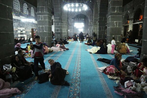 Пострадавшие от землетрясения жители турецкого города Диярбакыр в пункте временного размещения на территории исторической мечети