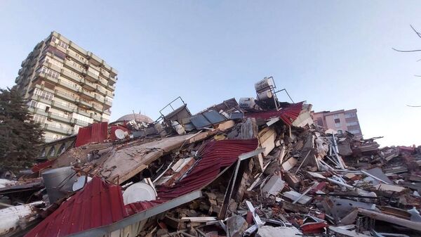 Жилые дома, разрушенные в результате землетрясения в турецкой провинции Кахраманмараш