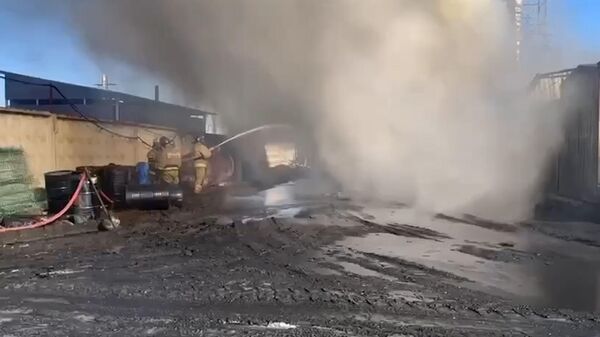 Тушение пожара на заводе по переработке нефтепродуктов в Новошахтинске