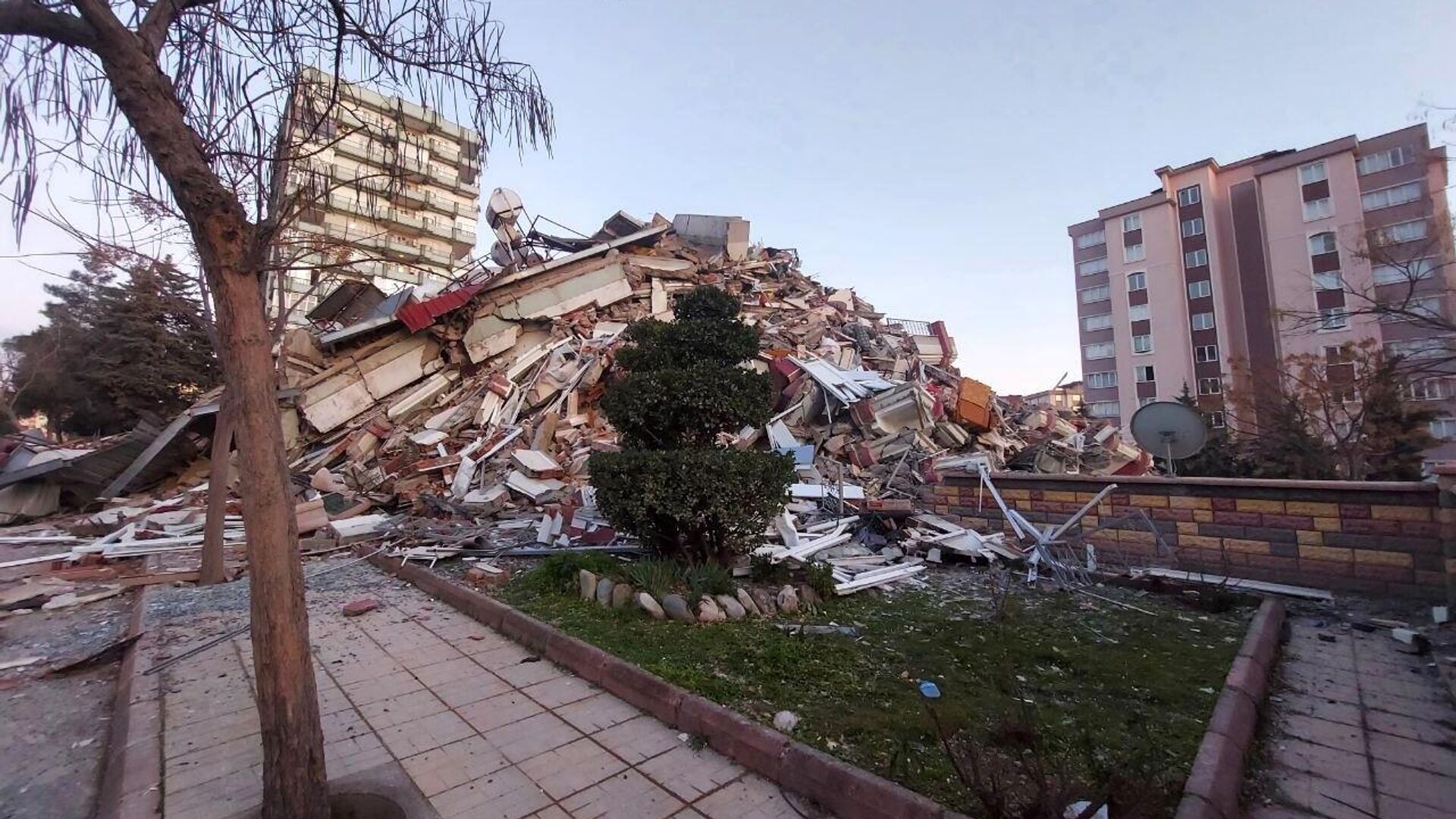 Жилые дома, разрушенные в результате землетрясения в турецкой провинции Кахраманмараш - РИА Новости, 1920, 09.02.2023
