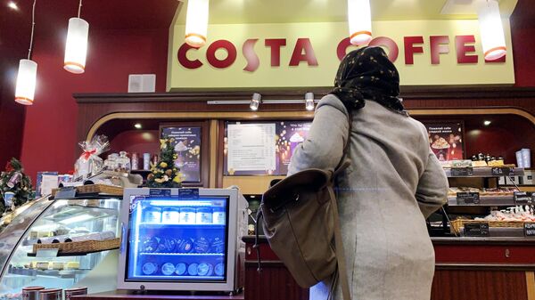 Девушка у витрины кофейни Costa Coffee
