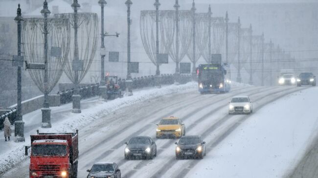 Автомобильное движение на Большом Каменном мосту