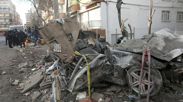 Машина, поврежденная в результате землетрясения, в Диярбакыре