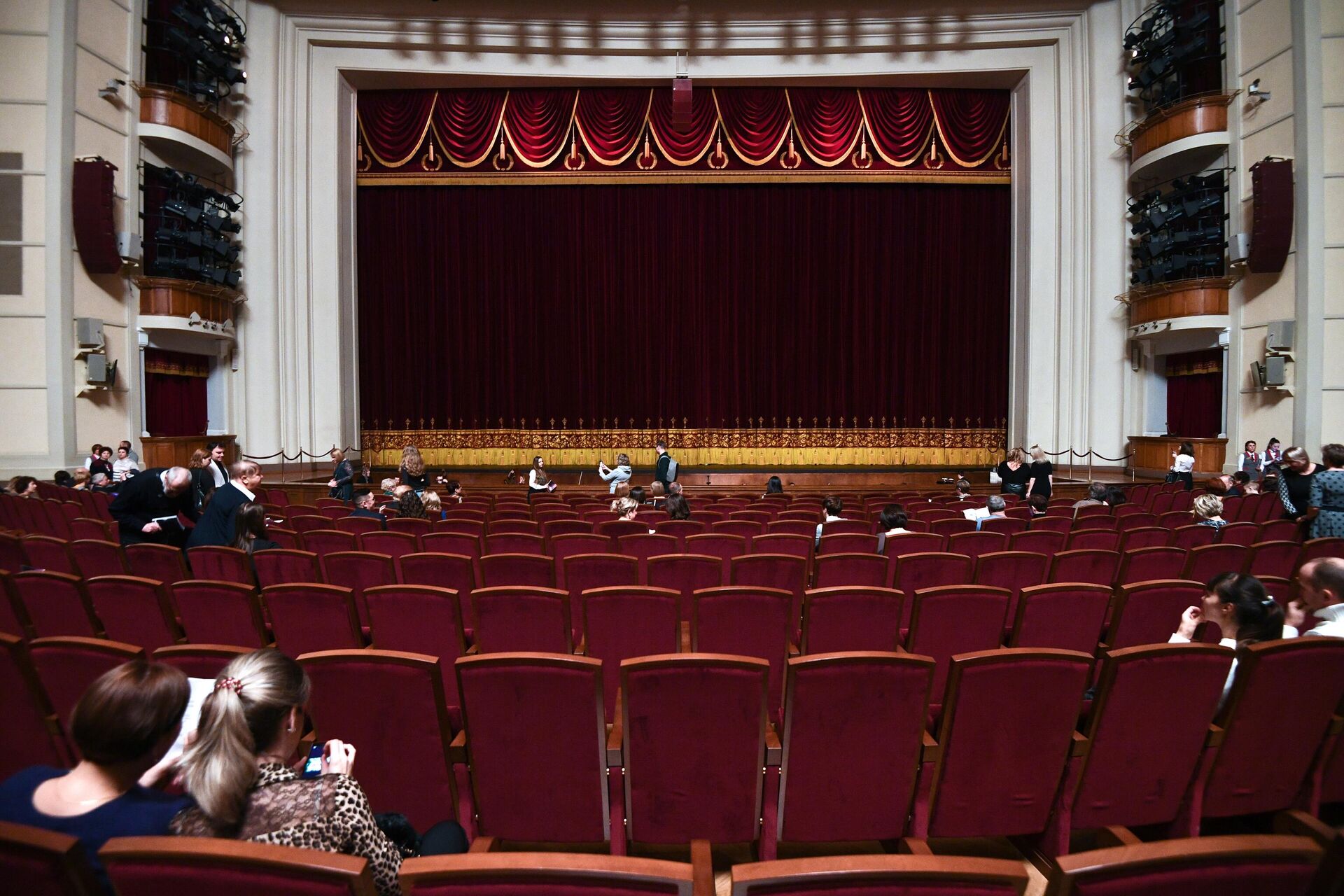 Зрители в партере Новосибирского театра оперы и балета - РИА Новости, 1920, 08.02.2023