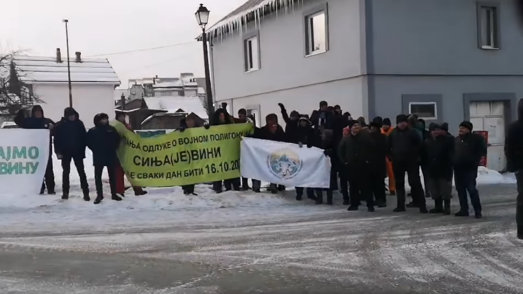 Протест активистов движения Сохраним Синяевину перед казармами в Колашине - РИА Новости, 1920, 08.02.2023