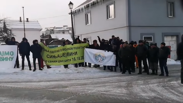 Протест активистов движения Сохраним Синяевину перед казармами в Колашине